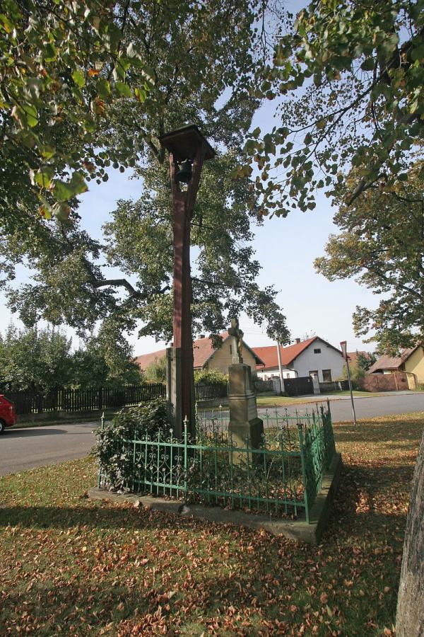 zvonička na návsi v Morašicích